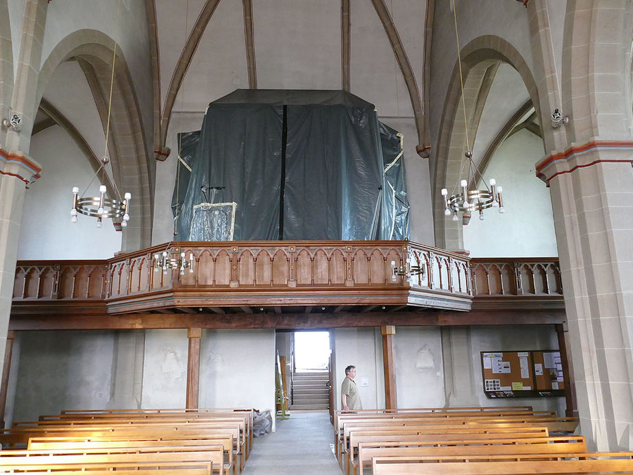 Räumung des Restinventars und der Kirchenbänke aus der Kirche (Foto: Karl-Franz Thiede)
